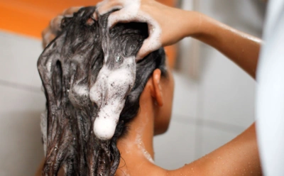 Прощайте, жирные корни: всего 2 капли масла, и волосы остаются свежими даже под шапкой