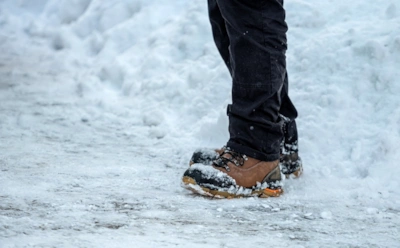 Избежать падения в гололед легко: как превратить скользкую подошву в надежную