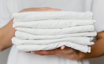 Этот раствор из аптечки вернет белизну вещам: как убрать серость рубашек без химии