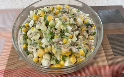 Cалат из консервов с морским акцентом: отварите лишь яйцо, остальное — уже готово