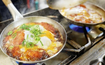 Золотистый кацудон из свинины: как японцы «прокачали» шницели и создали хит