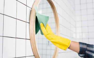 Зеркало без разводов за копейки: это аптечное средство справится лучше химии