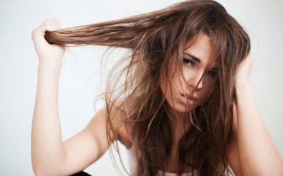 Как ухаживать за жирными волосами: главные принципы правильного ухода