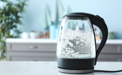 Чайник очистится от накипи за 30 минут: копеечное средство с большим эффектом