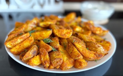 Хрустящий картофель без лишнего масла: всего одна щепотка обеспечит золотистую корочку