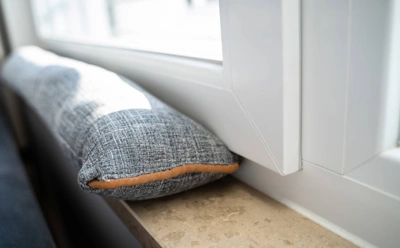 Что делать, если продувают окна: все о щеточной ленте — бюджетный способ