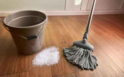 Вот зачем мыть пол с солью: как это работает, и что стоит учесть