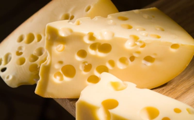 Вы храните сыр неправильно: как продлить ему жизнь, чтобы он не высыхал и не плесневел