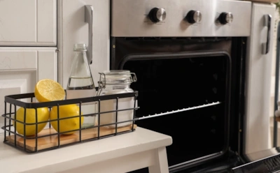 Простой лимонный трюк для чистоты духовки: как цитрус способен заменить химию