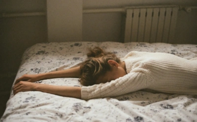 Спите рядом с батареей — вы в зоне риска: чем опасен сон возле радиатора