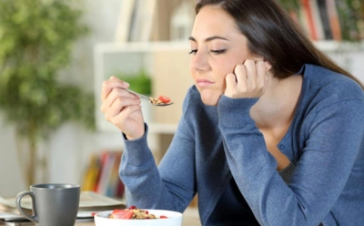 По утрам нет аппетита — тревожный сигнал: вот почему организм «отменяет» завтрак