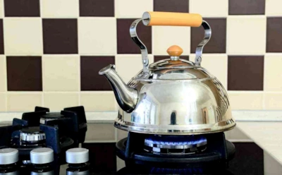 Как не дать накипи испортить чайник: смешайте эти средства — вода станет вкуснее