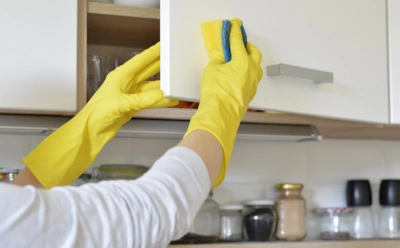 Грязь с кухонных шкафов сойдет за полчаса: эти самодельные средства отмывают на ура
