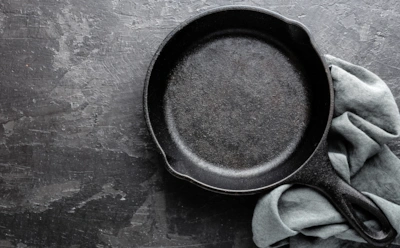 Застарелый нагар боится эту смесь как огня: как очистить посуду без химикатов