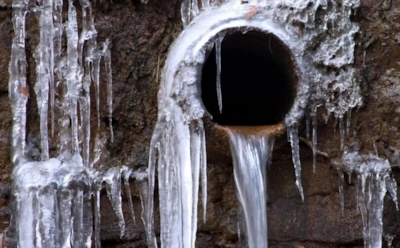 Когда канализация замерзла: шланг и кипятильник не сработают — тут нужен другой подход