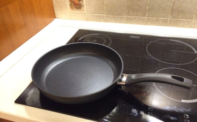 Сковорода перестала быть антипригарной — не спешите выбрасывать: этот прием продлит ей жизнь