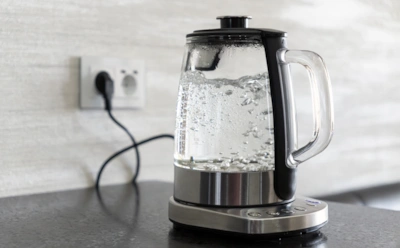 Залейте это в чайник — и накипь отойдет сама: поможет рассол — способ, о котором мало кто знает