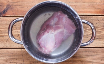 Как правильно разморозить мясо за 30 минут: только так оно идеально сохранит волокна