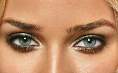 Проснулись с мешками под глазами — дело в лимфе: 3 утренних шага, которые выручат лицо