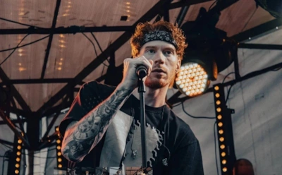 Никита Пресняков засветился с новой избранницей после развода: капризничал в самолете