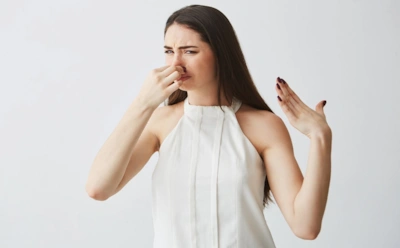 Почему в квартире стоит затхлый запах: откуда он берется и как его устранить без химии