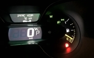 Когда загорелась лампочка бензина: сколько еще проедет машина — реальные цифры и риски