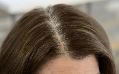 Как замаскировать седые корни дома: вам помогут эти методы, если до окрашивания еще далеко