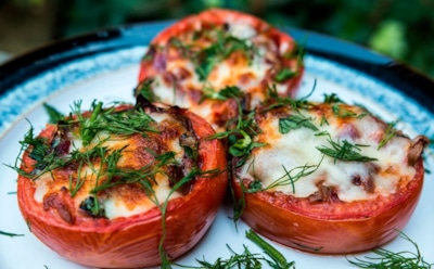 Этот аромат сведет с ума даже соседей: помидоры с грибами и тягучей сырной шапкой