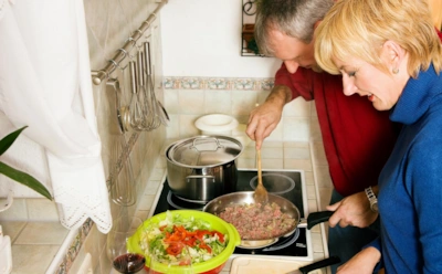 Совместная готовка укрепляет брак: как и почему кухня влияет на эмоциональную связь