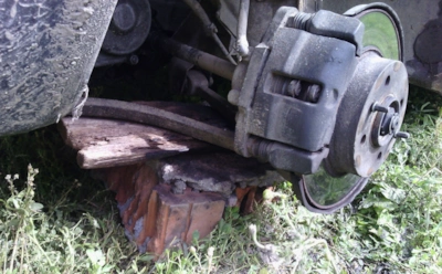 Пробило колесо, но нет домкрата: как заменить колесо в одиночку без рисков