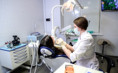 Как бруксизм портит эмаль и сон: почему вы стискиваете зубы ночью и чем это грозит