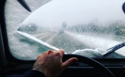 Лобовое стекло мутнеет от реагентов зимой: если омывайка не справляется — поможет шампунь