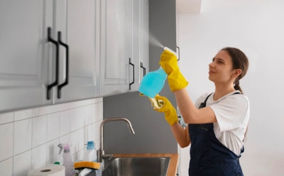 Липкий налет на кухонных шкафах уходит за минуты: безопасный раствор против жира и пыли