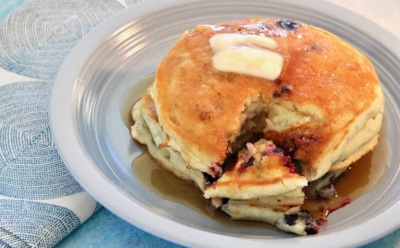 Блинчики без муки — это полезно: как прокачать популярный рецепт бананом и ягодами