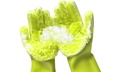 Странная вещь, которая незаменима в быту: перчатки с ворсинками — где их применять