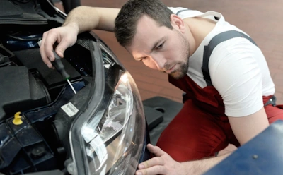 Фары светят тускло даже после полировки: не спешите менять лампы — проверьте напряжение