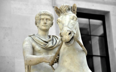 Самые безумные правители Древнего Рима: танцы на костях и траур по угрю — и это только цветочки