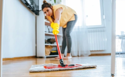 Наши бабушки мыли полы только так: этот раствор отмоет все — забудьте про дорогие средства