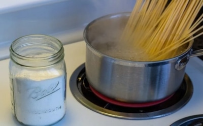Как физик поставил точку в споре поваров: когда солить воду для пасты — до или после закипания
