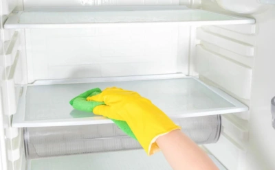 Запах и жир в холодильнике исчезнут мгновенно: эти 2 забытых средства сделают все идеально