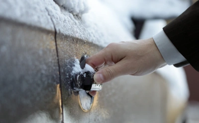 Дверь машины примерзла намертво: как открыть без поломок — советы и профилактика