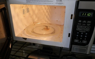 Так грязная микроволновка отмоется сама: понадобятся одна таблетка и 10 минут терпения