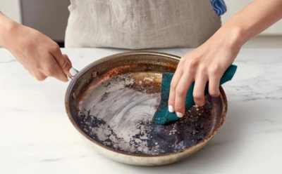 Кола и сода сотворят чудо за 10 минут: как быстро очистить посуду от нагара и жира