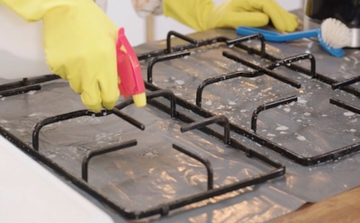 Грязная решетка плиты отмоется сразу: уксус и цитрусовые — мощный дуэт против жира и нагара