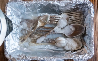 Чистим вилки и ложки без химии: кефир, лимонка, сода — вот что подойдет столовым приборам