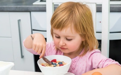 Почему зимой лучше завтракать кашей: сделайте это вечером — и утром она станет еще полезнее