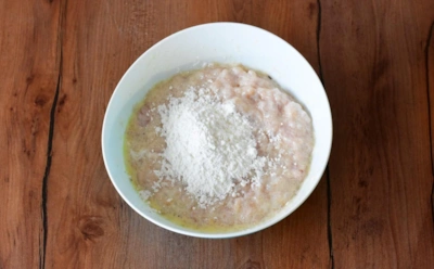 Если куриный фарш разваливается: добавьте один ингредиент — котлеты получатся воздушными и сочными