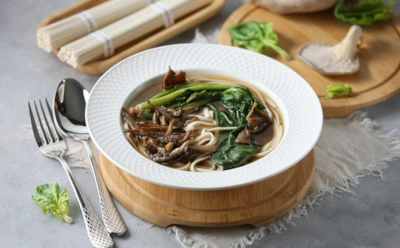 Японский суп с удоном и грибами: сытный и согревающий мисо-бульон — самое то зимой