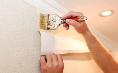 Не берите первый попавшийся клей: как выбрать под обои и почему универсальный порой подводит