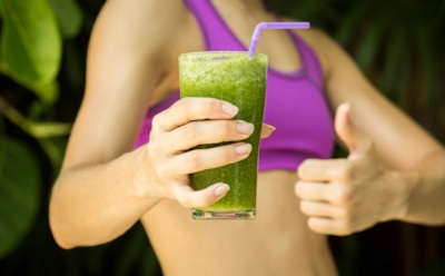 Напиток для тех, кто устал от диет и зала: этот смузи помогает убрать отеки и уменьшить аппетит